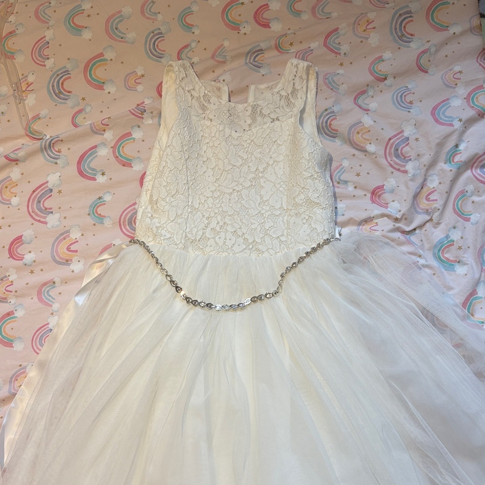 Teter Warm - Elegant White Lace Dress with Chain Belt